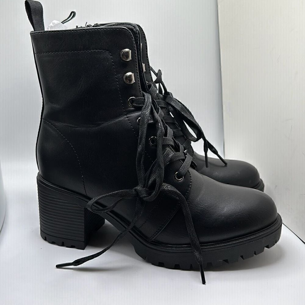 CUSHIONAIRE Women's lace up boot +Memory Foam 8.5 BLACK